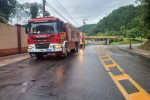 Bombeiros atendem dois chamados de incêndio na mesma rua em Brusque
