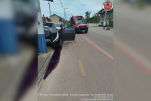 Mulher de 48 anos colide carro contra poste em Guabiruba