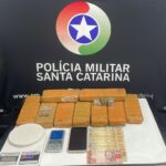 Abordagem policial resulta em grande apreensão de drogas em Brusque