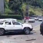 VÍDEO: Carro despenca de viaduto da BR-470 e cai em rua movimentada de Blumenau