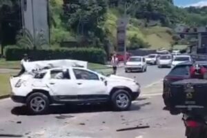VÍDEO: Carro despenca de viaduto da BR-470 e cai em rua movimentada de Blumenau