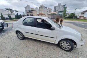 Carro com registro de furto é recuperado em Brusque e condutor alega que não sabia a origem
