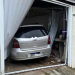 Gestante é conduzida ao hospital após acidente que terminou com veículo em pátio de residência