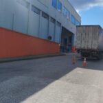 Pane em caminhão deixa trânsito em meia pista na Rua Adolfo Scholosser