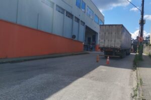 Pane em caminhão deixa trânsito em meia pista na Rua Adolfo Scholosser