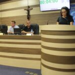 Câmara de Brusque recebe moradoras da Limeira que cobram solução para empresa de resíduos