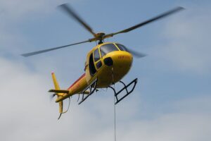 Mulher é resgatada de helicóptero após queda durante escalada em BC