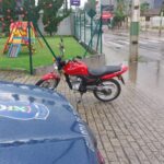 Motociclista é flagrado com recém-nascido entre dois adultos em Brusque