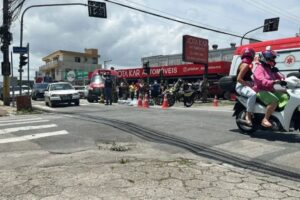 Motociclista de 18 anos morre após colisão com carreta em avenida de Itajaí
