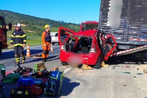CARRO X CAMINHÃO: Acidente deixa duas pessoas feridas na BR-470