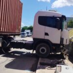 Colisão envolvendo caminhões derruba poste, atinge carro e interdita a Beira-Rio; VÍDEO