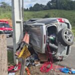 VÍDEO: Carro colide em poste e deixa homem ferido em Brusque