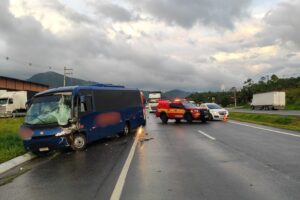Colisão entre ônibus, caminhão e carro deixa feridos na BR-470 em Gaspar