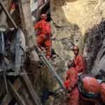 Bombeiros resgatam 17 pessoas de casarão que desabou no Rio