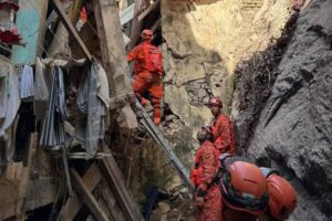 Bombeiros resgatam 17 pessoas de casarão que desabou no Rio