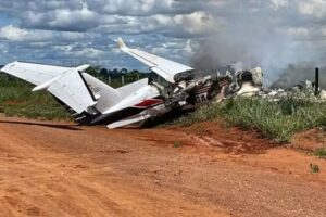 Avião com deputado federal e vereador pega fogo após pouso forçado em RO