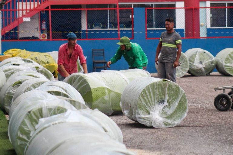Novo gramado sintético chega ao estádio Augusto Bauer
