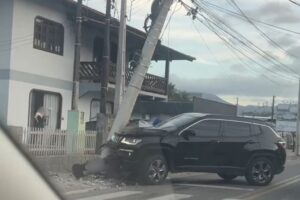 Colisão com poste deixa moradores sem energia no Dom Joaquim