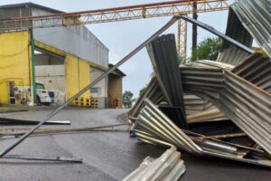 Empresa tem telhado danificado por temporal no Oeste de SC