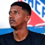 Carlos Renaux anuncia a contratação do volante Bruno Pará