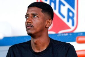 Carlos Renaux anuncia a contratação do volante Bruno Pará