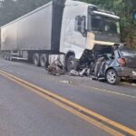 Carro fica preso sob caminhão após acidente fatal na SC-135 em Fraiburgo