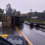 Tombamento de caminhão interdita totalmente a BR-470 em Rodeio (SC)