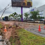 Caminhão atinge poste e danifica carros estacionados na Rod. Antônio Heil