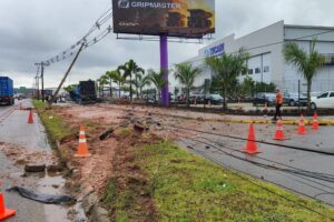 Caminhão atinge poste e danifica carros estacionados na Rod. Antônio Heil