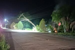 Homem morre após carro colidir com poste e pegar fogo em Trombudo Central (SC)