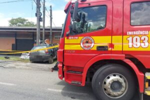 Jovem morre após carro sair da pista e bater em poste na SC-108, em Blumenau