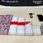 PM intercepta carro em fuga e apreende quase 15kg de maconha em Blumenau