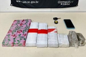 PM intercepta carro em fuga e apreende quase 15kg de maconha em Blumenau