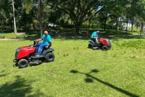 Dois tratores cortadores de grama são adquiridos pela Secretaria de Obras de Brusque