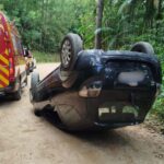 Jovem capota carro em Guabiruba e é resgatada inconsciente
