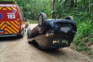 Jovem capota carro em Guabiruba e é resgatada inconsciente