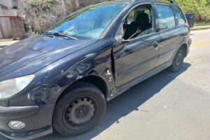 Jovem fica ferido após colisão entre moto e carro em Brusque