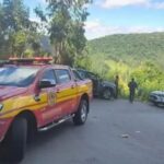 Viatura da PM despenca de ribanceira de 50 metros com dois policiais dentro em SC