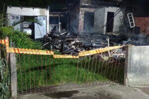 Chamas devastam residência em Tubarão e deixam uma vítima fatal
