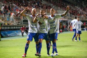 Fora de casa, Carlos Renaux joga bem e conquista primeira vitória no Catarinense