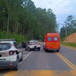 Colisão entre moto e viatura da PM deixa motociclista ferido em Tijucas (SC)