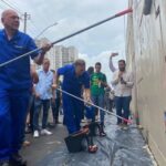 Luciano Hang chega a Goiânia e, ao lado do prefeito, apaga pichações no viaduto em frente à Havan