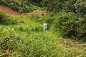 Carro cai em ribanceira e três pessoas são levadas ao hospital