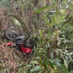 Motocicleta despenca de barranco, colide em árvore e deixa casal ferido em Gaspar