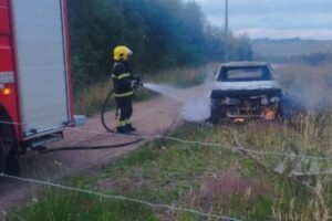 Criminosos rendem família e incendeiam carro após roubo na Serra Catarinense