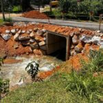 Após chuvas, pontilhão provisório é construído no Cedro Alto