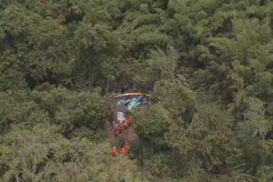 Três morrem em queda de helicóptero no Rio; aeronave havia acabado de abastecer