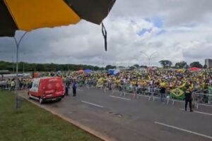 Raio atinge poste e deixa dezenas de feridos durante manifestação com presença de Nikolas Ferreira