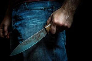 Homem é esfaqueado no peito após pedir comida no Centro de Lages