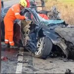 Acidente deixa carro destruído e motorista morto na SC-108, em Joinville